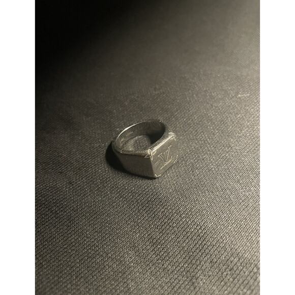 Louis Vuitton Monogram Signet ring - Picture 4 of 9